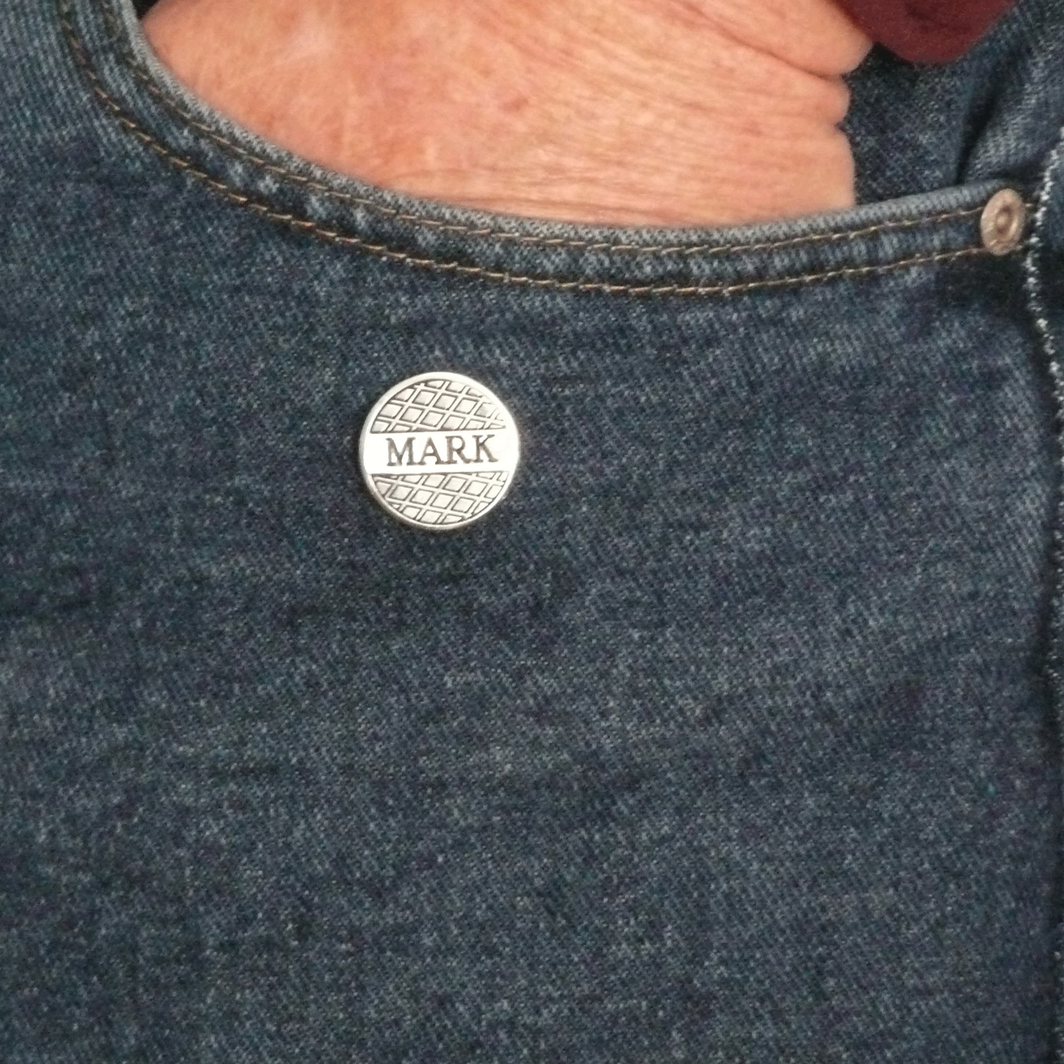 Magnetic marker clinging to a pant pocket